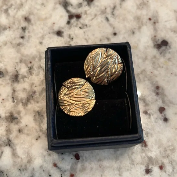 14K Gld Disk Earrings Leaf Pattern Cut. Lightweight w/Side Slit Cuts - 3/4” Circ - Picture 2 of 5